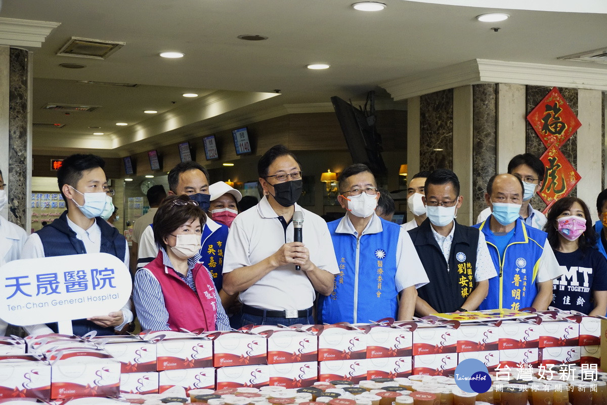 國民黨提名桃園市長參選人張善政中壢天晟醫院慰問醫護人員，並向全國勞苦功高的醫護人員致意表達感謝。<br />
