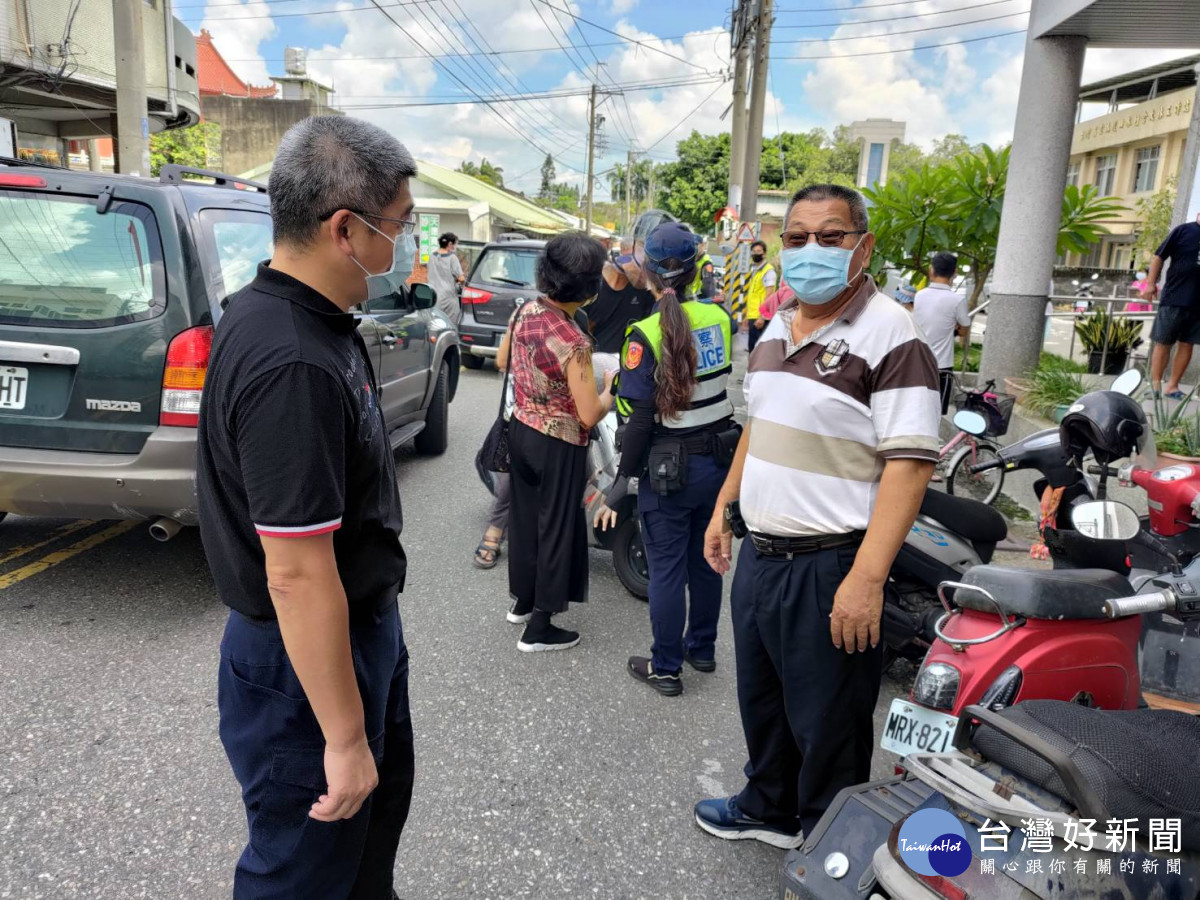民雄警分局特編排警力到場,協助65歲以上長者接種疫苗/警方提供