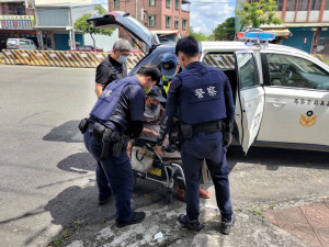 民雄警分局特編排警力到場，協助65歲以上長者接種疫苗／警方提供