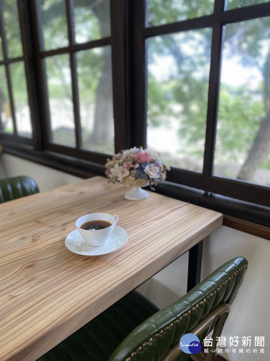 國產材台灣杉木桌。