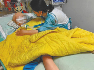 7歲黃姓男童遭柔道教練重摔，送醫不治。黃母無法接受僅輕判9年徒刑。