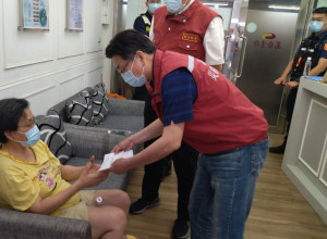 副市長劉和然於凌晨2點代表侯友宜市長趕赴台北馬偕醫院慰問，致贈2萬5千元慰問金