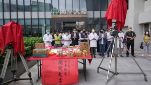 「國際橋牌社」外傳《和平歸來》劇組彰化秀傳醫院舉行開鏡儀式。圖／彰化秀傳醫院提供