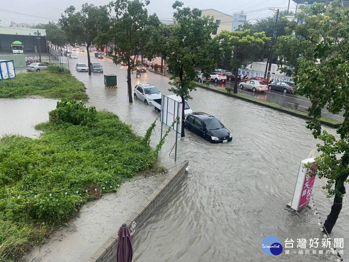 豪大雨轟炸 豐原區豐勢路淹大水。連佳鎮里長提供