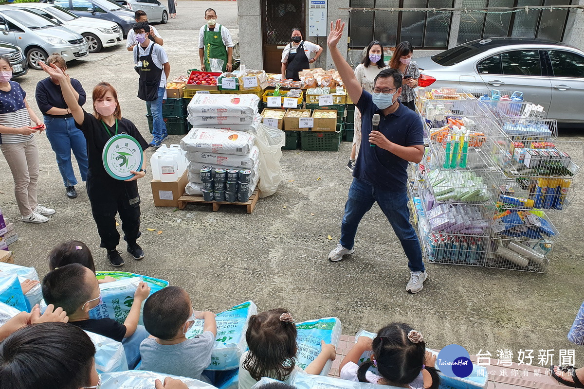 桃園市政府環保局推展全民綠生活，舉辦「復興綠色消費日」行動超市走進偏鄉復興區。