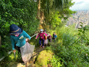 成立登山巡檢志工隊，藉由喜愛登山民眾的力量，辦理淨山活動守護山林提升登山安全
