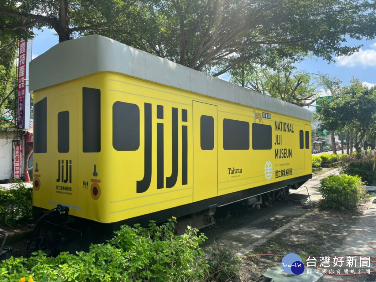 集集彩繪列車「國立集集美術館」在集集鎮復刻重現。