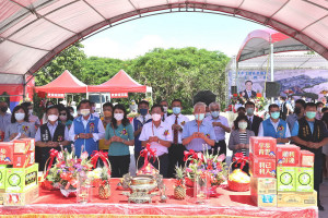 許立委林縣長與貴賓共同上香祈祝施工順利。（縣府提供）