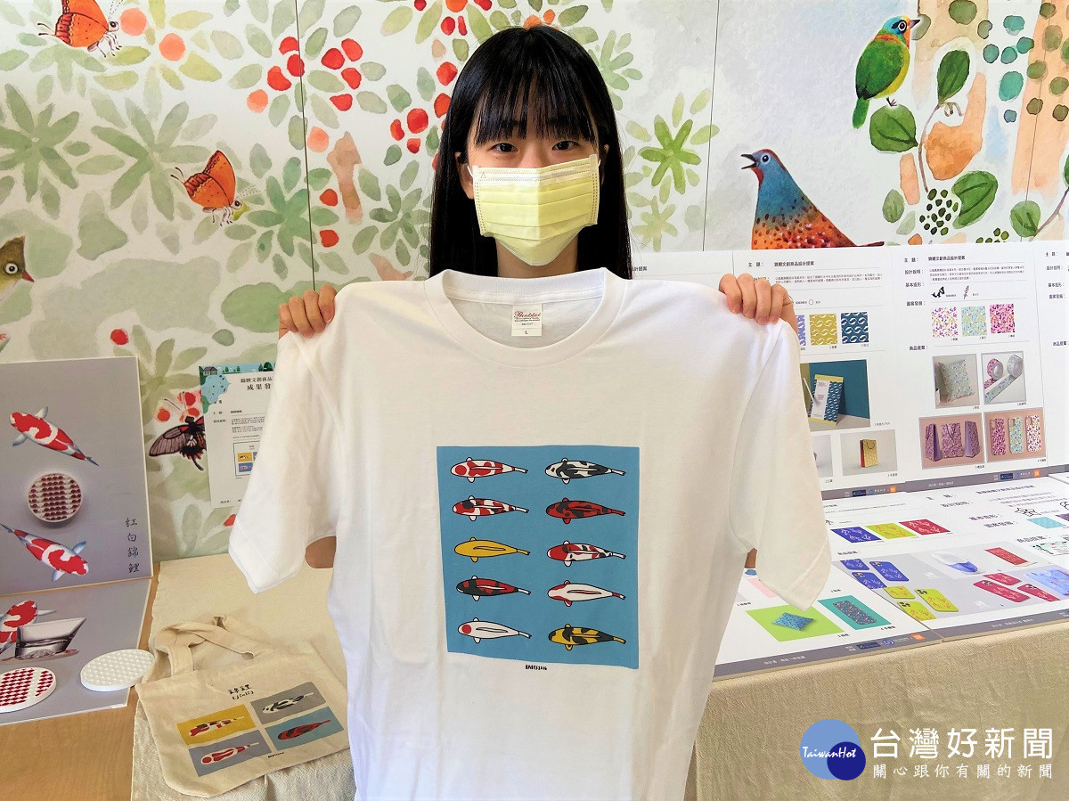 柯柔瑄同學將10種常見與稀有的魚種印製在T恤設計「錦鯉圖鑑」。<br />
<br />
