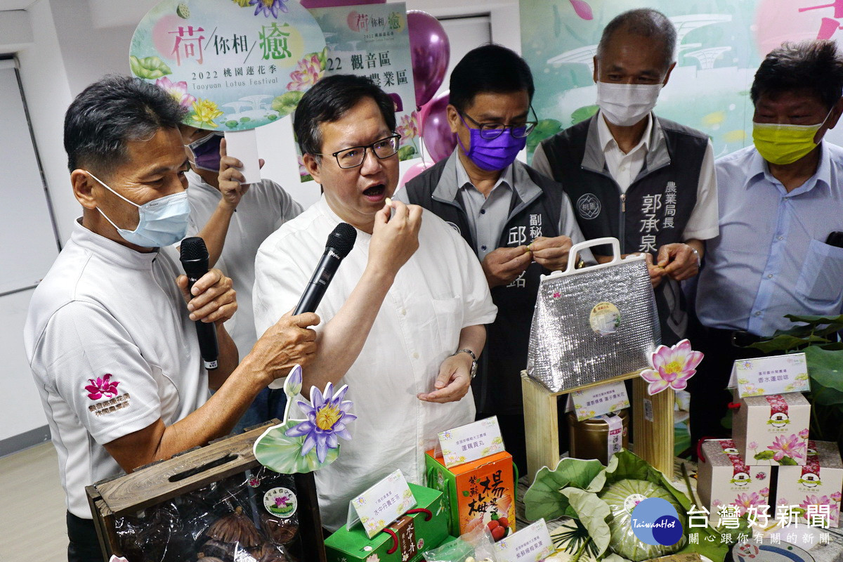 桃園市長鄭文燦品嚐觀音區蓮花園休閒農業區所生產的蓮子。