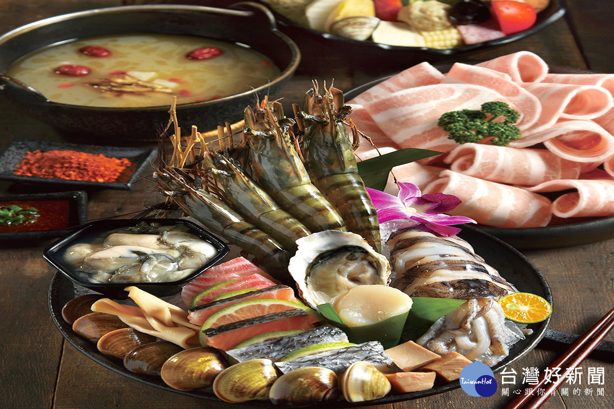 網紅激推的「龍王鍋」，包含12種海鮮一次滿足，還搭配牛、豬、羊肉三選一。