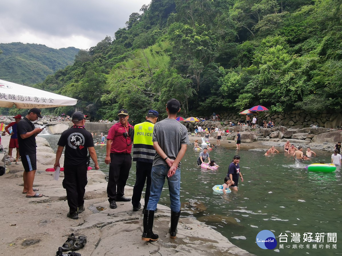 觀光旅遊局長楊宗珉呼籲，民眾從事水域遊憩活動前，請務必選擇安全的活動地點，且有合格救生員進駐的水域