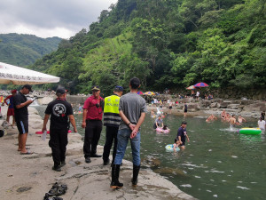 觀光旅遊局長楊宗珉呼籲，民眾從事水域遊憩活動前，請務必選擇安全的活動地點，且有合格救生員進駐的水域