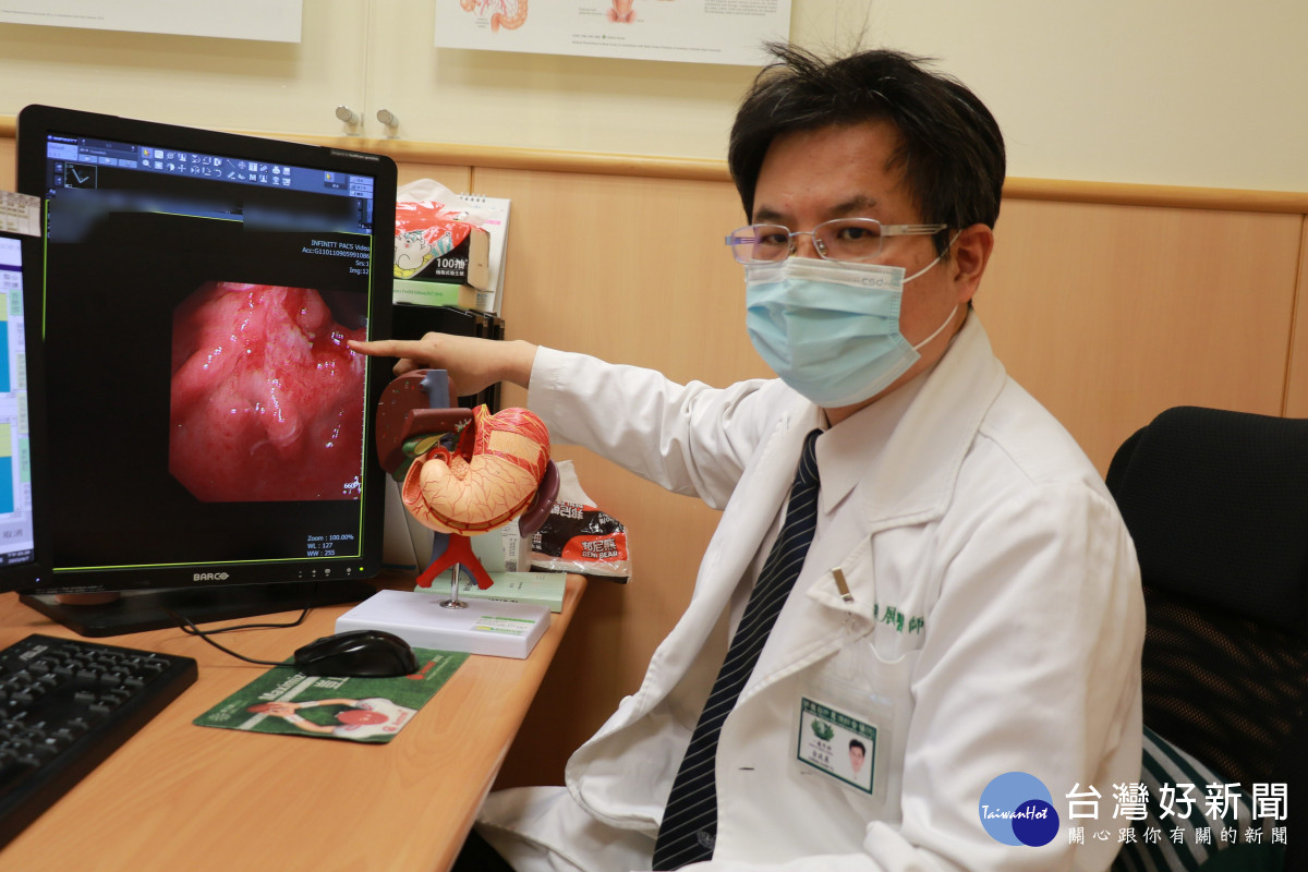 台中慈濟醫院院一般外科主任余政展說明阿嬤的胃鏡檢查結果發現胃癌病灶。