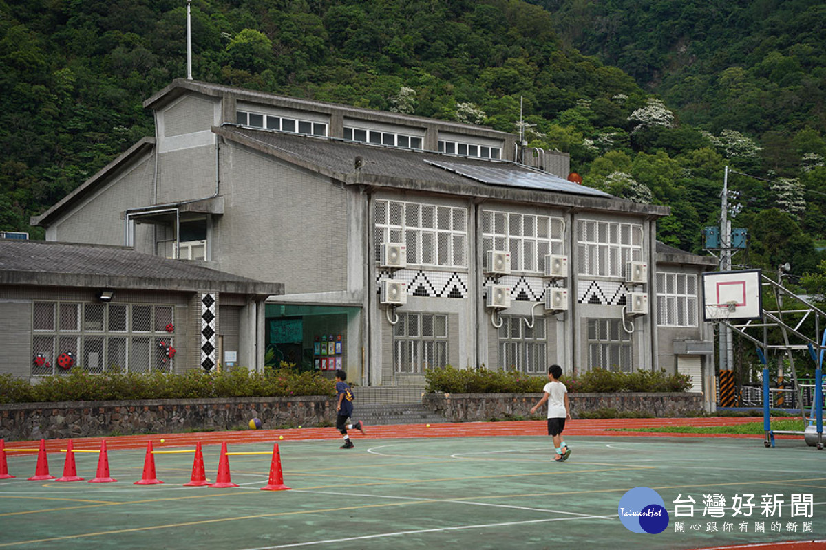 台灣世界展望會和星巴克，連續24年為偏鄉學子夢想開路，2021年提供約18,538人次偏鄉原住民學童的教育助學金、生活補助、住宿、文化知能培養 (台灣世界展望會提供)