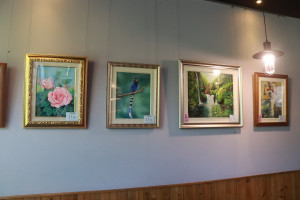 多位彰化縣巷脊髓損傷重建協會成員在維客多咖啡展創作。（記者扶小萍攝）