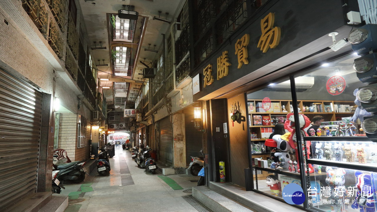 ▲建造於1936年的「高雄銀座」商店街，是高雄第一座百貨商場，以拱廊銜接頂樓與廊道極具歷史。（圖／記者 許高祥 翻攝）