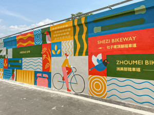 堤壁新作位於百齡左岸河濱公園自行車道入口處旁（圖／北市水利處提供）
