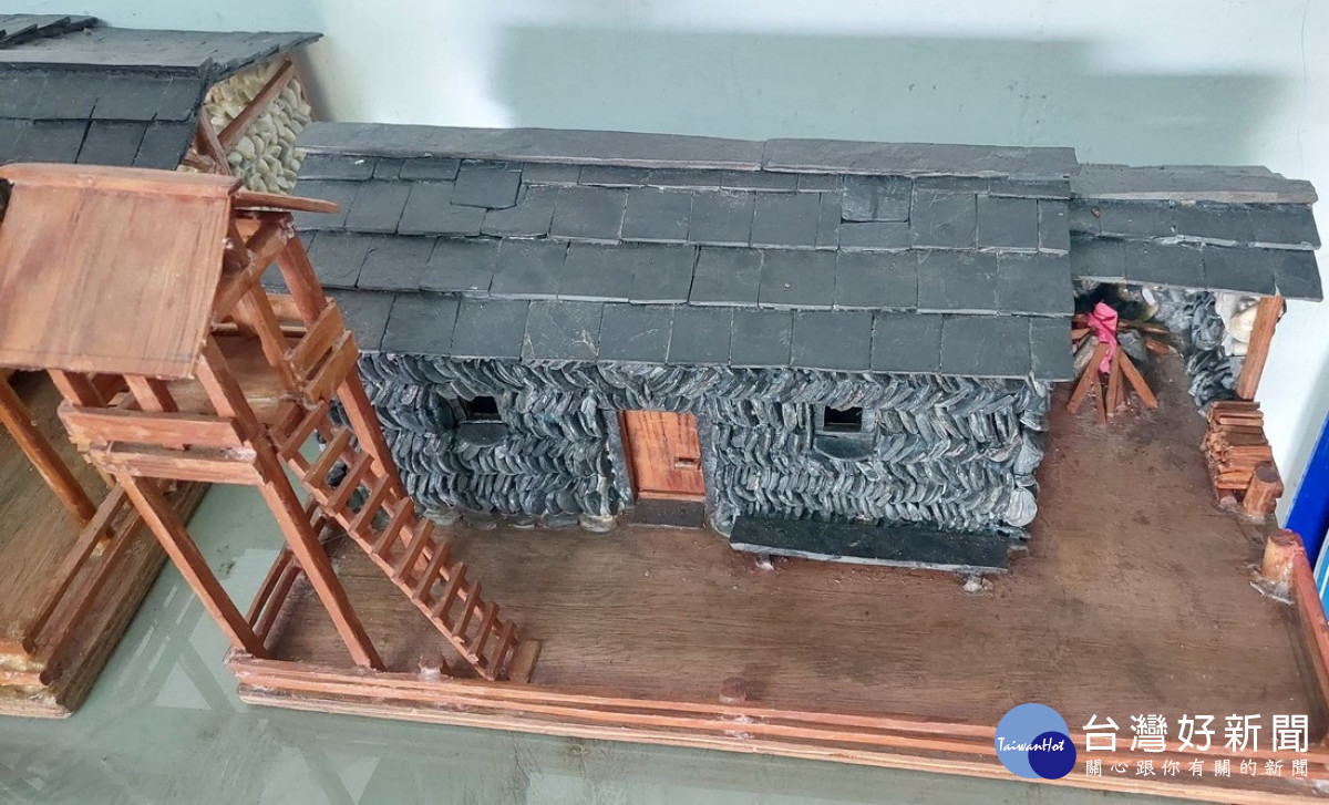 何成忠村長創作作品-石板屋模型。