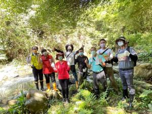民眾盼在桃米溪周邊設置休閒步道，提供社區民眾及遊客一個安全且融入社區景觀的步道環境。蔡培慧（左2）與埔里鎮長廖志誠（左2）等人前往會勘評估。