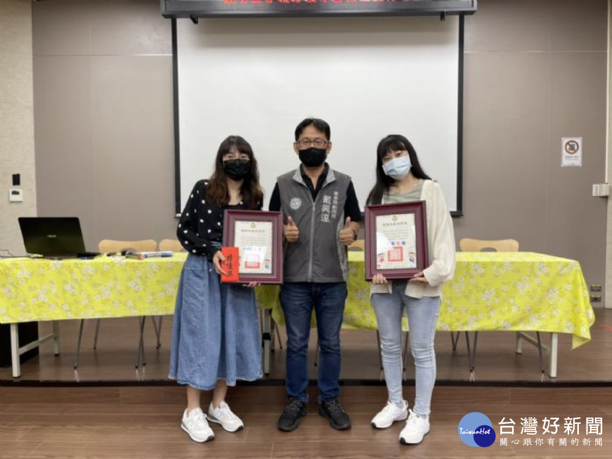 「110學年桃園市客語沉浸式教學模組」特優獎得主-桃園市立平鎮幼兒園老師李岱姍（左）、邱妍毓（右)。<br />
