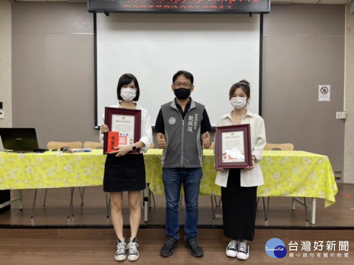 「110學年桃園市客語沉浸式教學模組」特優獎得主-桃園市中壢區中壢國民小學附設幼兒園老師黃捷（左）、龔欣（右)，精心製作學習歷程手冊，為幼兒留下珍貴回憶。<br />
