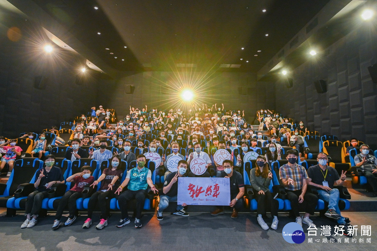桃園市長鄭文燦出席「教練」電影放映分享會，與導、選手貴賓們一起欣賞電影。