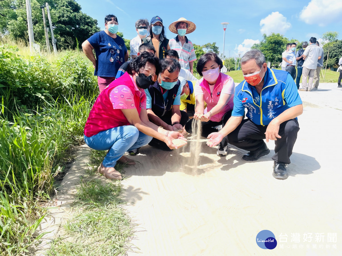 台中神岡區和睦路、新興路水退後，路側堆積細砂，揚起造成空汙。