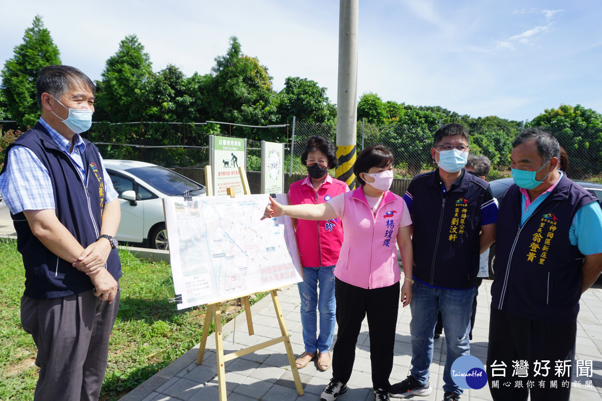 立委楊瓊瓔(右三)、台中市議員羅永珍(右四)爭取6000萬元預算改善台中市神岡區新庄里淹水問題。