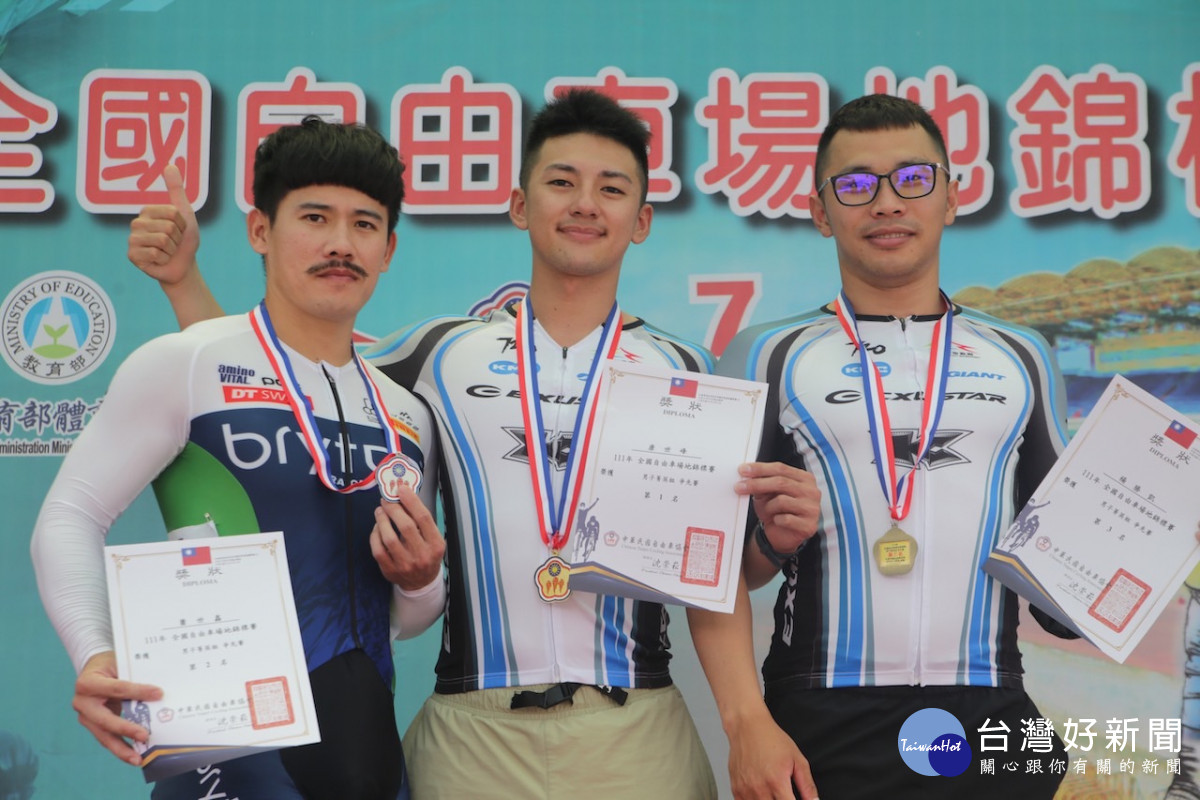 康世峰、蕭世鑫、楊勝凱包辦男子菁英組爭先賽前三名。