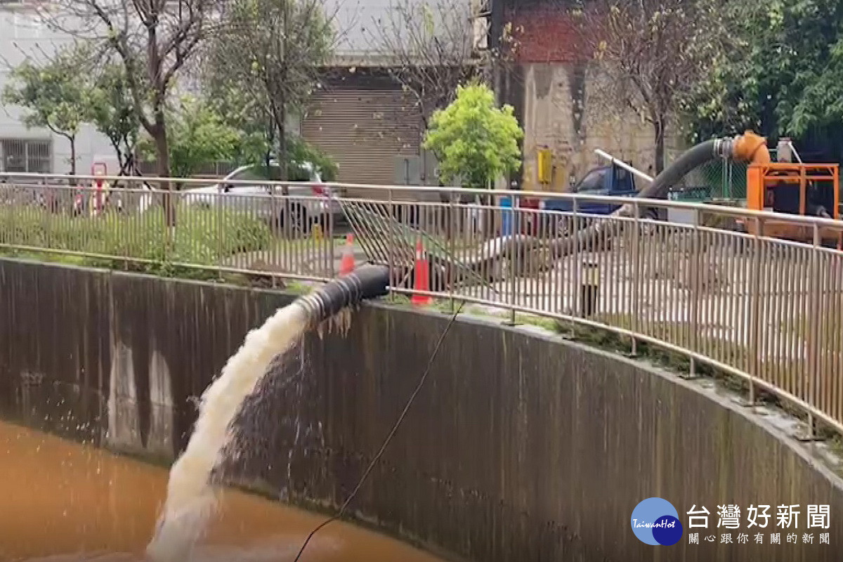 解決強降雨造成積淹，桃園市政府智慧治水系統中的公滯4抽水情形。<br />
