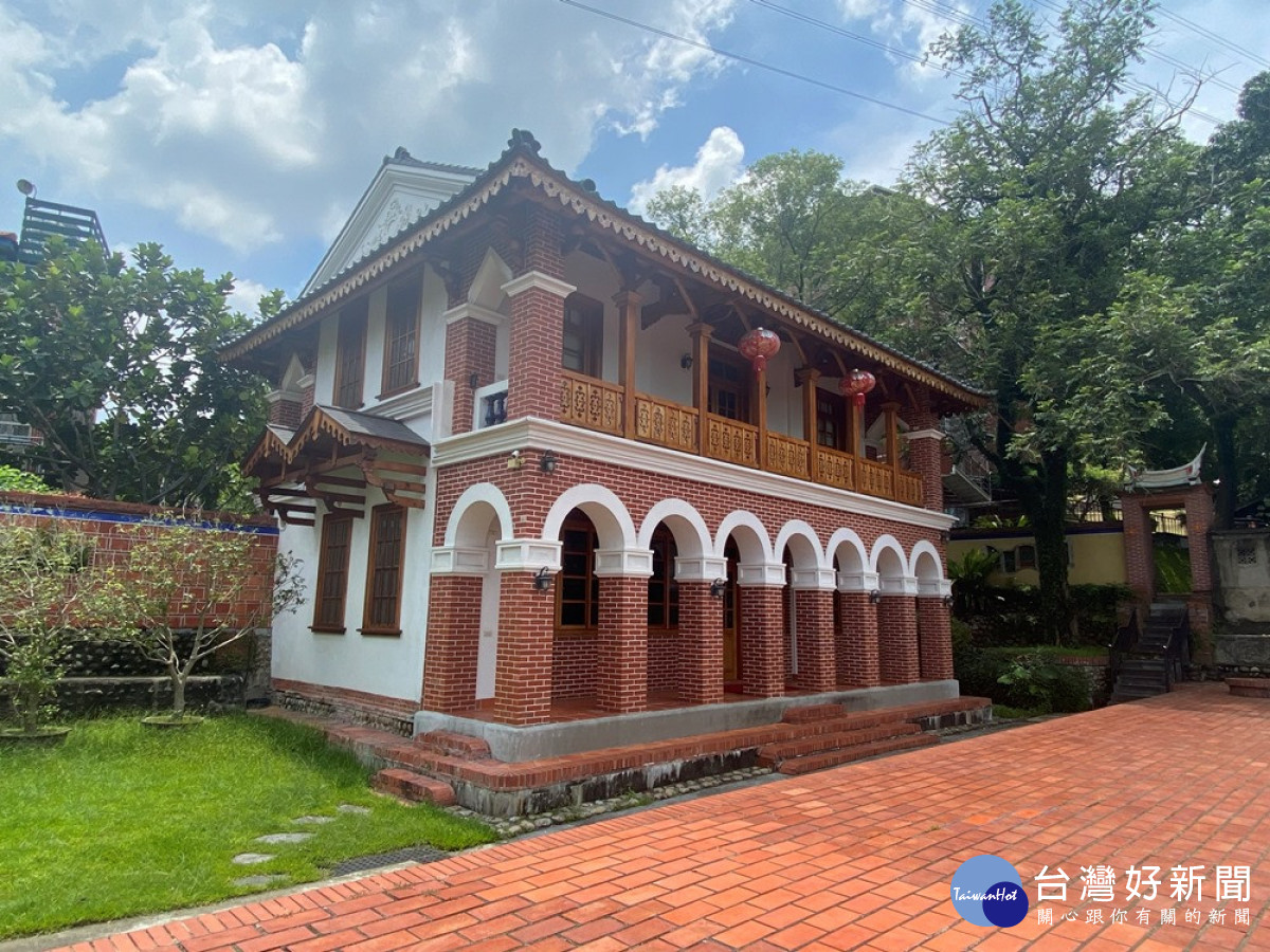 霧峰林家花園林獻堂博物館是國內第一個私人博物館,並且擁有全國最大的古蹟建築群,跟國立大學的策略聯盟合作,明台高中以林獻堂博物館園區為教學場域,提供藝術、文化、歷史,建築、文學等相關內容,共同研發跨領域STEAM教育課程-明台高中校園內的古蹟景點五桂樓。(圖/記者林重鎣攝)