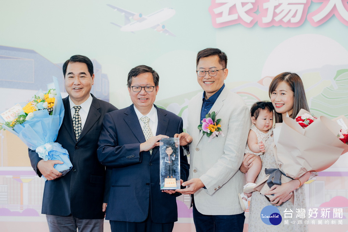 桃園市長鄭文燦與受獎人員的家屬親友、局處首長一同合影、分享殊榮。