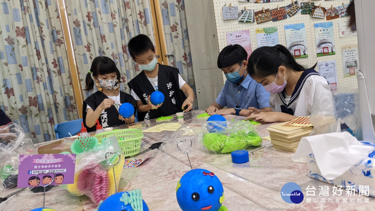 《游於藝》巡迴展於台中市北屯區仁美國小舉辦「遇見大未來」成果展，由13所學校及市府環保局一同參展。