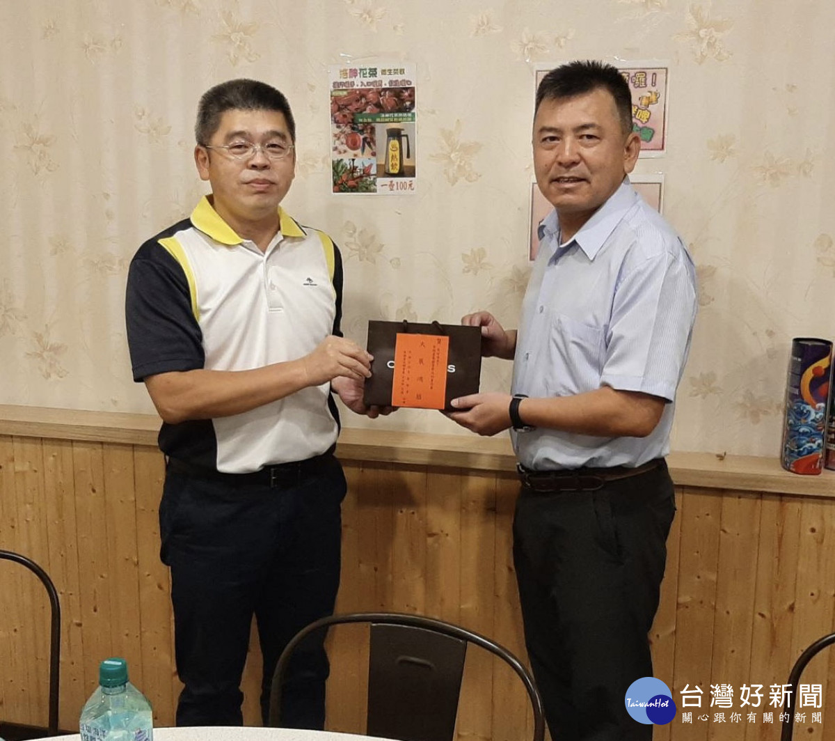 民雄警分局偵查隊長陳俊廷(右)陞任嘉義縣警察局秘書，分局長黃維章致贈紀念品表示祝福／警方提供