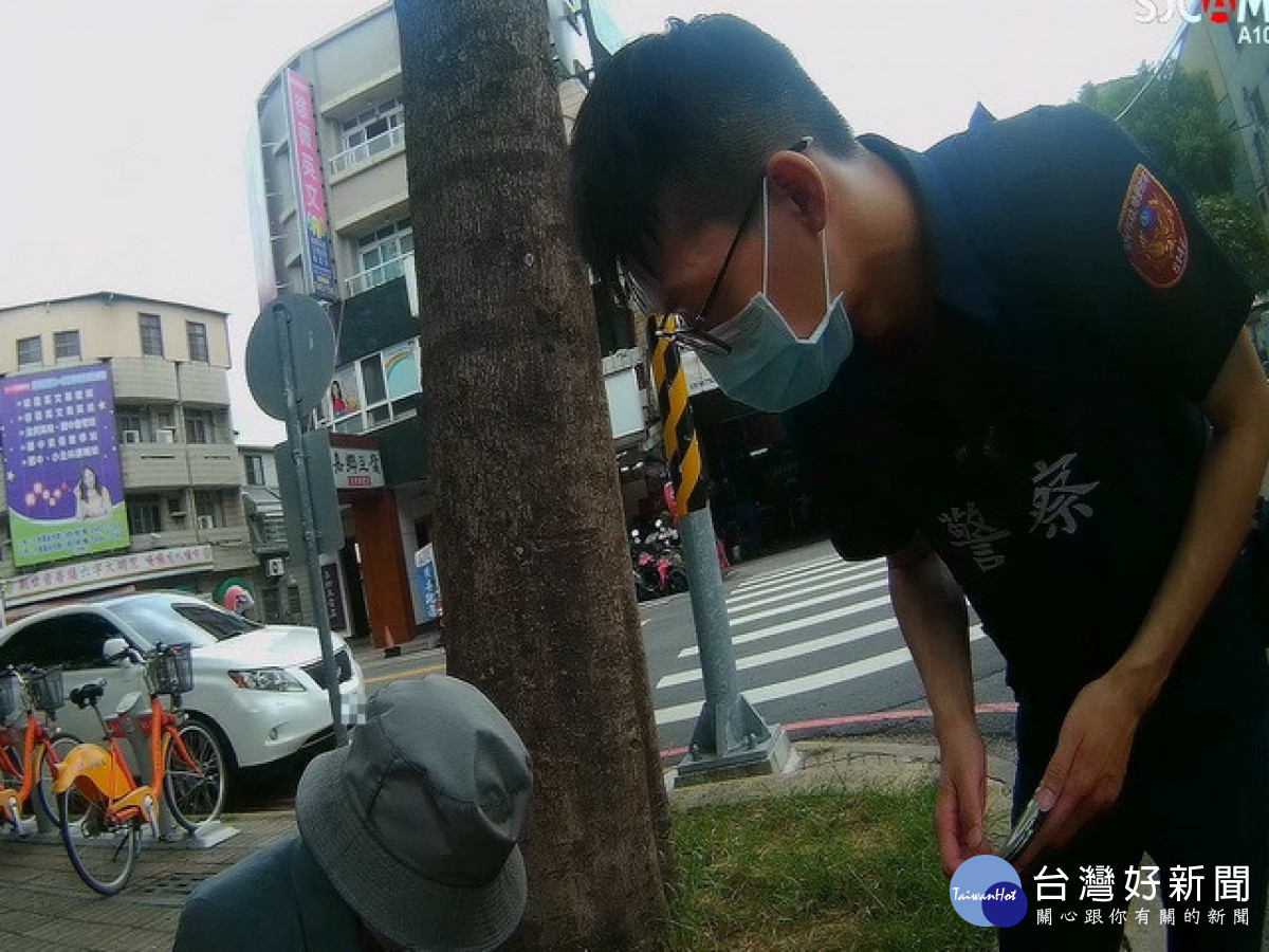 訪友老翁自摔綠園道　眼尖警發現護送返家