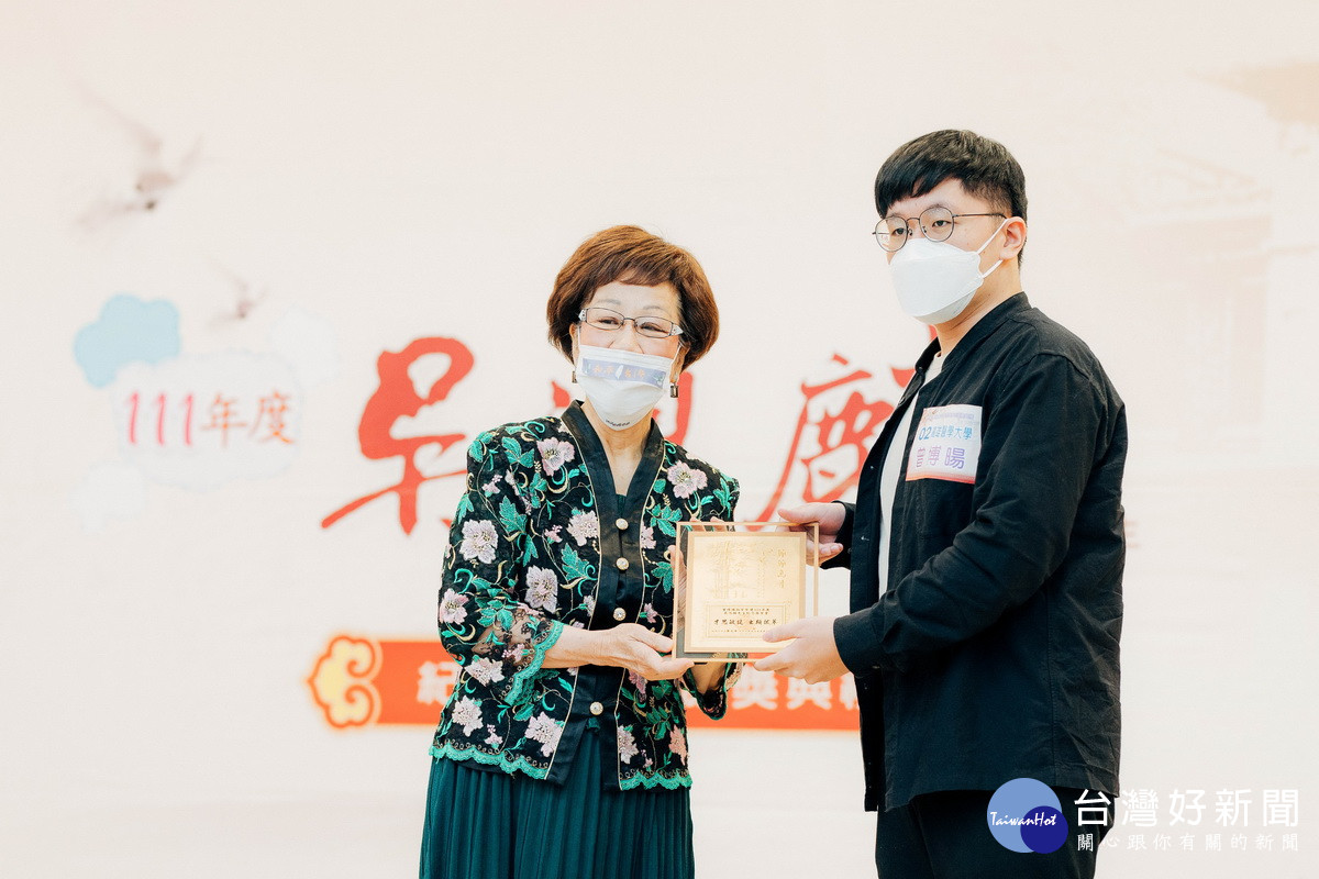 前副總統暨前桃園縣長呂秀蓮頒發大專組獎同學。