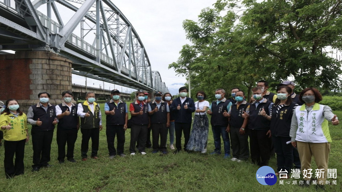 ▲陳其邁視察大樹舊鐵橋改善工程，力推大樹農業、觀光 盼打造最美人工濕地公園。（圖／記者 許高祥 翻攝）