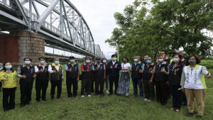 ▲陳其邁視察大樹舊鐵橋改善工程，力推大樹農業、觀光 盼打造最美人工濕地公園。（圖／記者 許高祥 翻攝）