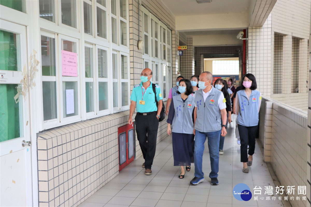 苗栗國中小暨幼兒園教師聯合甄選　徐耀昌巡視考場為考生加油打氣