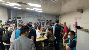 警方出動30名警力破門攻堅地下賭場，當場查獲負責人陳姓男子、2名工作人員以及51名賭客。