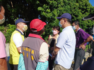 蔡培慧（右3）去年與二工處劉世桐處長建議後，公路總局即刻著手規劃並核定2,000萬元經費，今天到場與民眾說明第二階段改善部分。