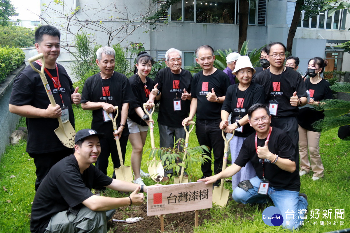 王大師等植下一株臺灣漆樹代表著復育。（記者扶小萍攝）