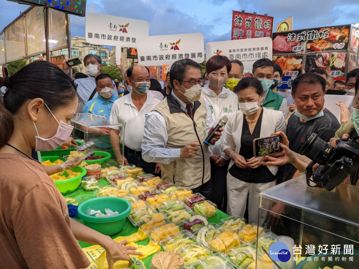 經濟部長王美花在台南市長黃偉哲帶領下，走訪人氣很旺的花園夜市，宣傳傳統市集「半價銅板購」行銷活動。（莊曜聰攝）