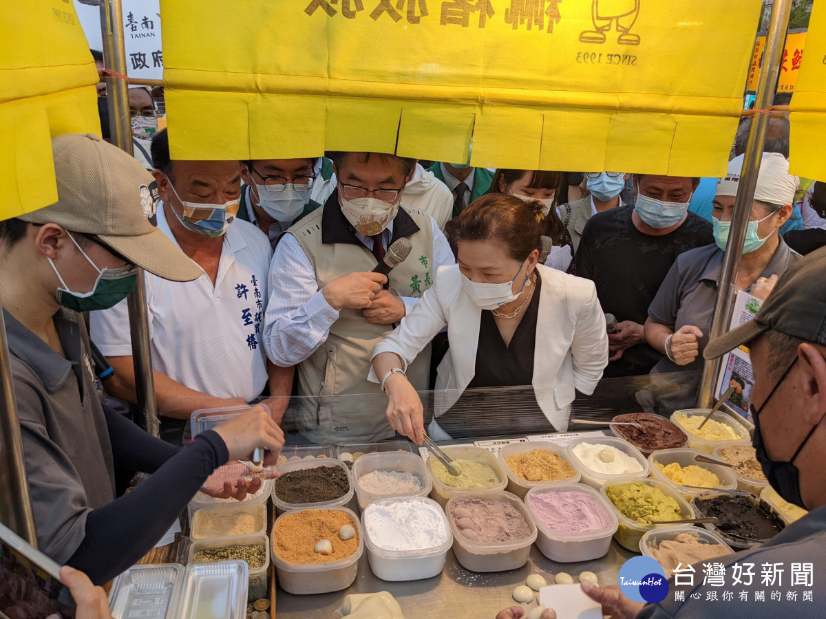 經濟部長王美花在台南市長黃偉哲帶領下，走訪人氣很旺的花園夜市，宣傳傳統市集「半價銅板購」行銷活動。（莊曜聰攝）