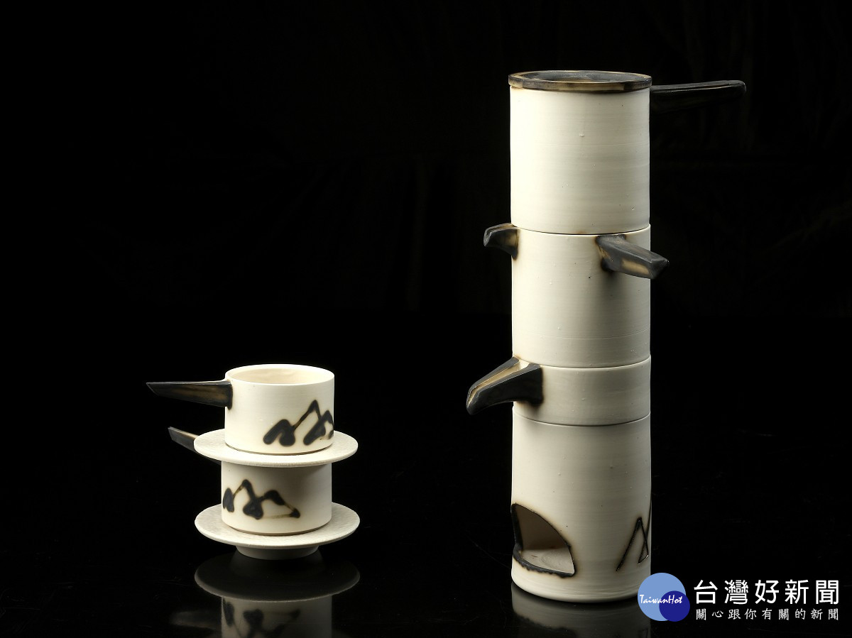 鍾鏡平《木人樁免濾紙咖啡沖泡器》，由單柄咖啡杯、咖啡濾壺一個個疊起，看似傳統練習武術的木人樁