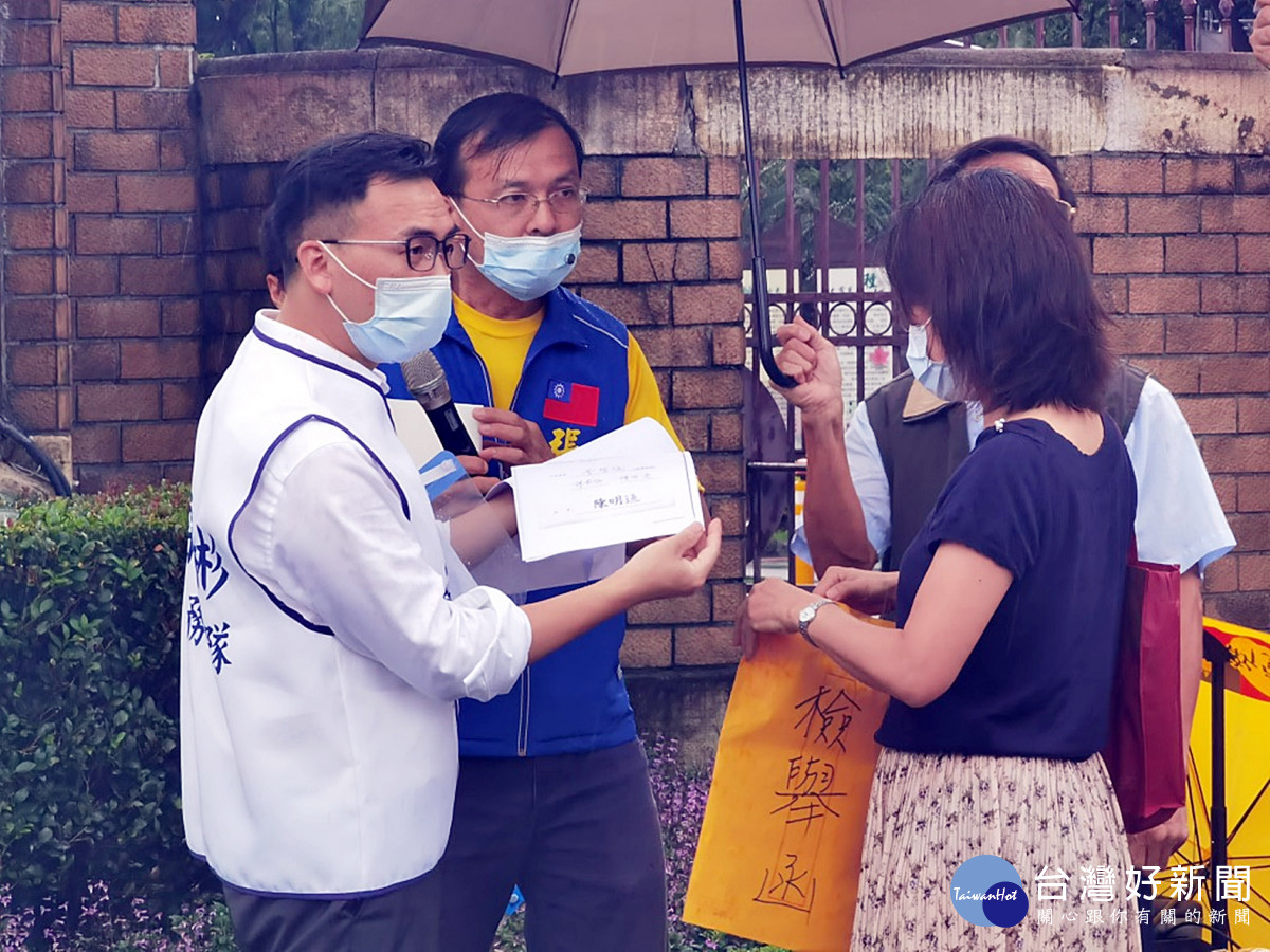 新黨市議員參人游智彬、張榮法 赴台大上演行動劇檢舉林智堅論文案