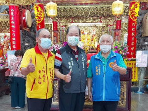 勝安宮主委黃永裕親自陪同到慈惠堂，受到副主委蔡國棟及廟方人員的盛情接待