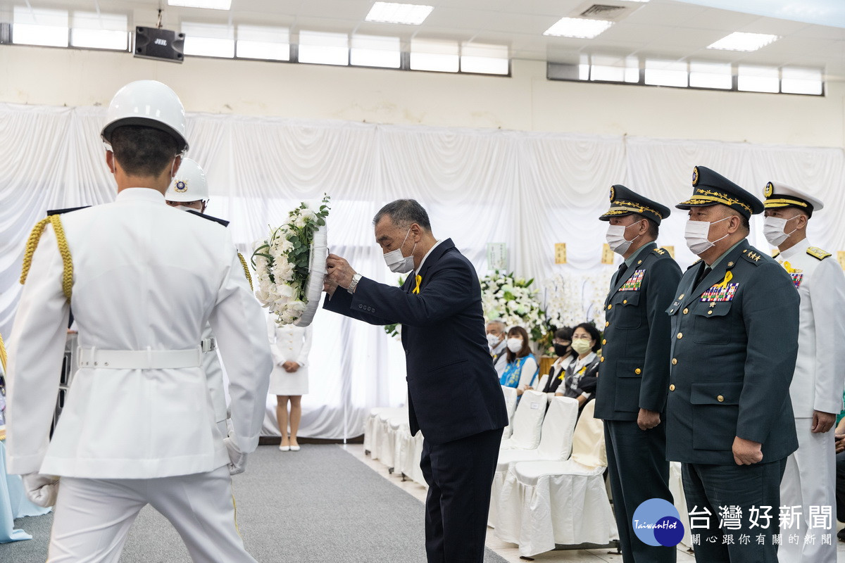 國防部長邱國正於海軍反潛航空大隊七O一作戰隊劉尚鈞士官長靈前獻花致祭。