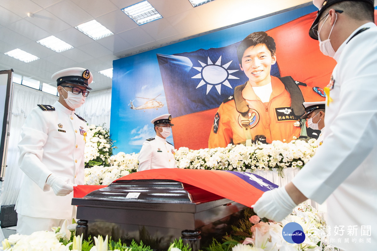 海軍反潛航空大隊七O一作戰隊劉尚鈞士官長公奠儀式中覆蓋國旗。